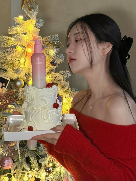 《剑星》体模申才恩新美照：红色毛衣半露迷人香肩！