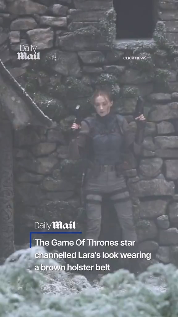 《古墓丽影》真人剧曝片场视频 劳拉手持双枪尽情射击